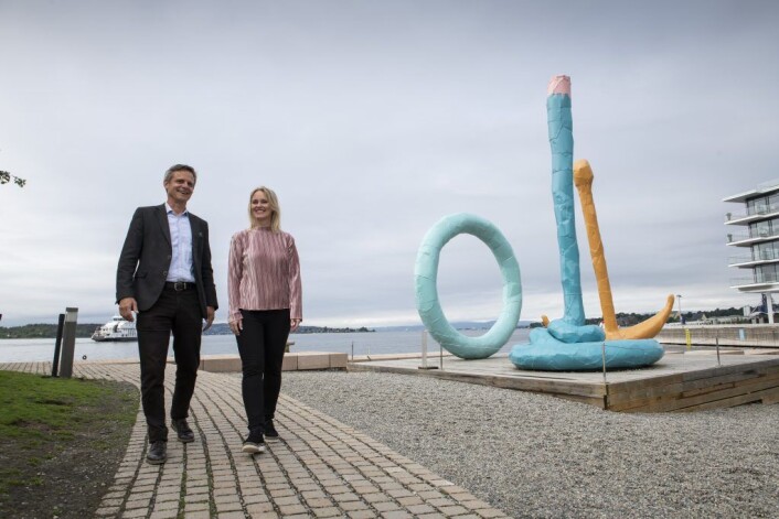 � Det har vært knyttet stor spenning til hva som ville skje med rompriser og rombelegg nå når romkapasiteten i Oslo har økt så kraftig, sier direktør Christian Lunde i VisitOSLO. Her sammen med Marit Albertsen i Stiftelsen Tjuvholmen Skulpturpark. Foto: Katrine Lunke � Det har vært knyttet stor spenning til hva som ville skje med rompriser og rombelegg nå når romkapasiteten i Oslo har økt så kraftig, sier direktør Christian Lunde i VisitOSLO. Her sammen med Marit Albertsen i Stiftelsen Tjuvholmen Skulpturpark. Foto: Katrine Lunke