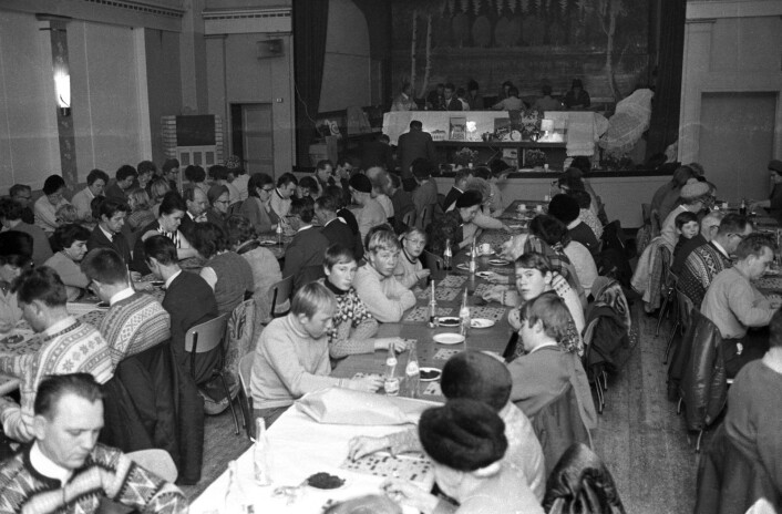 Bingo i 1969 var annerledes enn i dag. Folk i alle aldre sitter med brett og grønne plast-brikker som man dekker de tallene med som blir ropt opp. Kaffe og røyk hører med.<br />Foto: NTB / Scanpix Bingo i 1969 var annerledes enn i dag. Folk i alle aldre sitter med brett og grønne plast-brikker som man dekker de tallene med som blir ropt opp. Kaffe og røyk hører med.<br />Foto: NTB / Scanpix