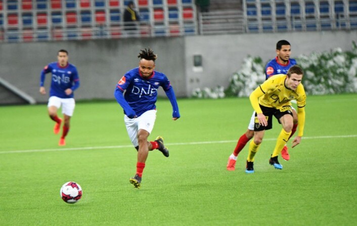 Chidera Ejuke slik motstanderne har møtt ham på Intility Arena denne sesongen - stort sett ser de bare ryggen hans. Nå kan han være på vei til nederlandske Heerenveen. Foto: Christian Boger Chidera Ejuke slik motstanderne har møtt ham på Intility Arena denne sesongen - stort sett ser de bare ryggen hans. Nå kan han være på vei til nederlandske Heerenveen. Foto: Christian Boger