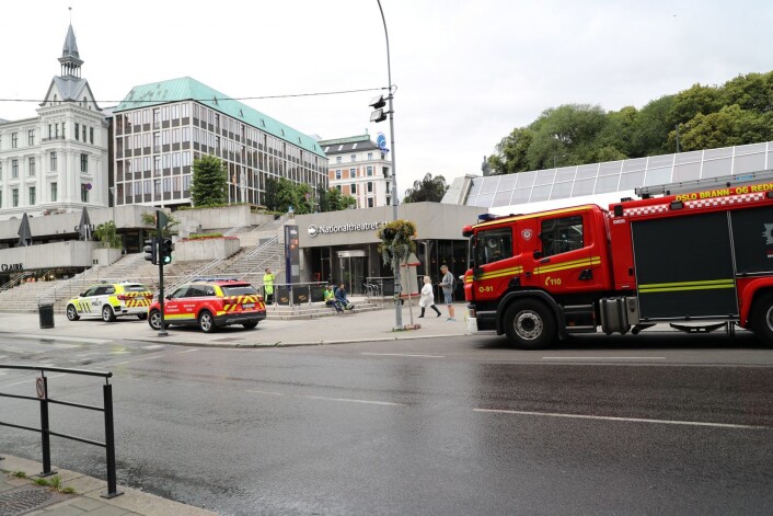 Togstasjonen ved Nationaltheateret er stengt mandag morgen på grunn av røykutvikling, men T-banen går som normalt. Foto: Geir Olsen / NTB scanpix Togstasjonen ved Nationaltheateret er stengt mandag morgen på grunn av røykutvikling, men T-banen går som normalt. Foto: Geir Olsen / NTB scanpix