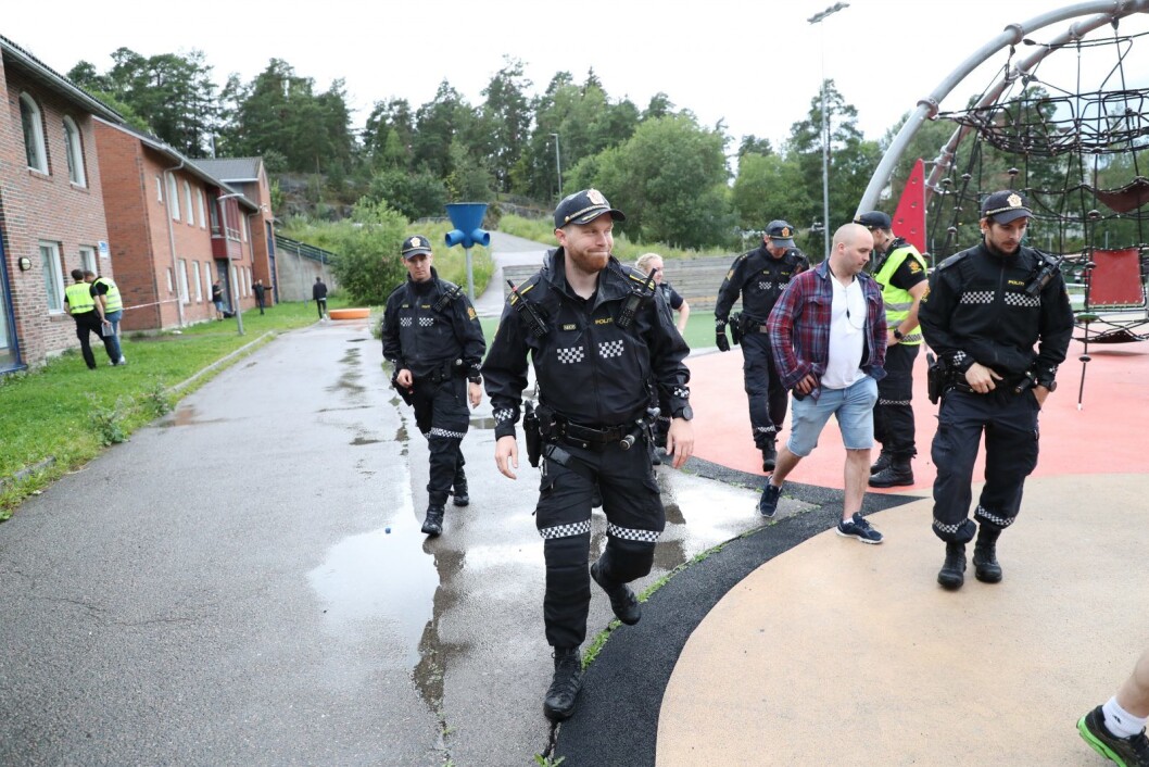 Ut fra vitnebeskrivelser er politiet på jakt etter en gjerningsperson som er jevnaldrende med den 15 år gamle gutten som ble knivstukket ved Holmlia skole mandag. Foto: Geir Olsen / NTB scanpix Ut fra vitnebeskrivelser er politiet på jakt etter en gjerningsperson som er jevnaldrende med den 15 år gamle gutten som ble knivstukket ved Holmlia skole mandag. Foto: Geir Olsen / NTB scanpix