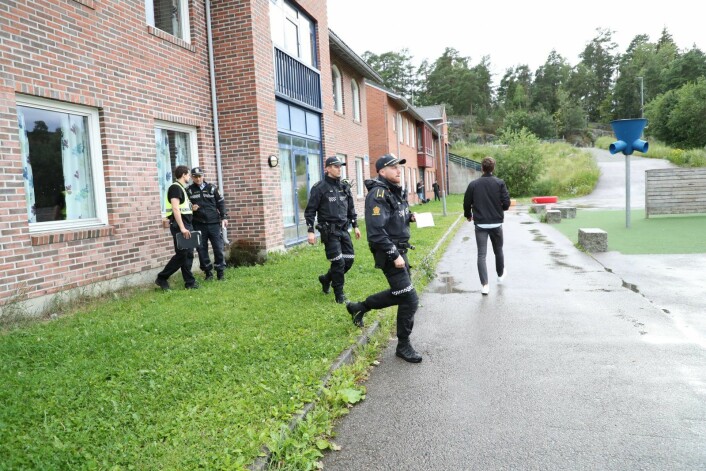 Politiet ved Holmlia skole etter knivstikkingen mandag ettermiddag. Foto: Geir Olsen / NTB scanpix