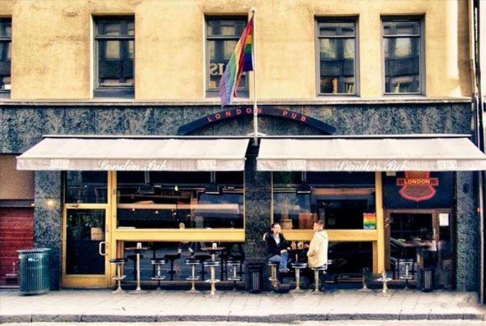 London Pub er byens eldste skeive utested, noe de flagger stolt for i all slags vær. Foto: Emilie Pascale