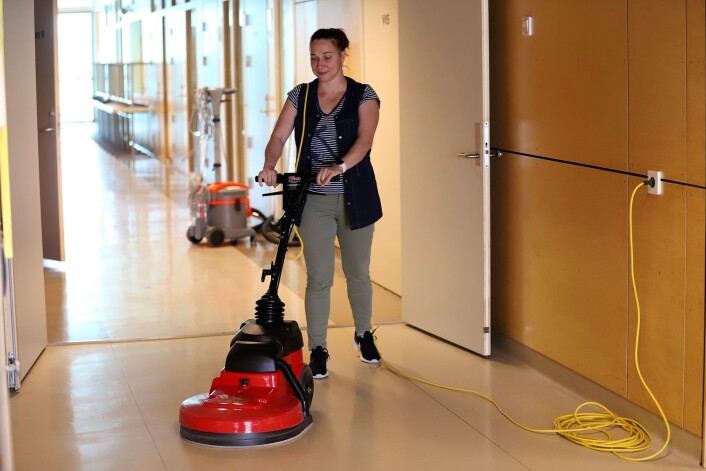 Mens skolen er sommerstengt og tom for elever, er Aga Klaczynska godt i gang med klargjøring til høstens skolestart. Blant annet med å bone gulvene. Foto: André Kjernsli Mens skolen er sommerstengt og tom for elever, er Aga Klaczynska godt i gang med klargjøring til høstens skolestart. Blant annet med å bone gulvene. Foto: André Kjernsli
