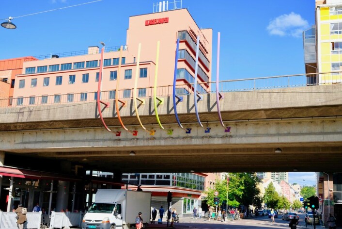 De syv regnbuestolpene på Vaterlandsbrua har, til tross for sin ukjente bakgrunn, en positiv innvirkning på skeives opplevelse av området. Foto: Emilie Pascale De syv regnbuestolpene på Vaterlandsbrua har, til tross for sin ukjente bakgrunn, en positiv innvirkning på skeives opplevelse av området. Foto: Emilie Pascale