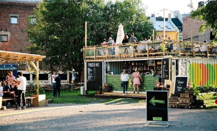 Prindsen hage ligger lurt til bak Storgatas husfasader, og er som et lite festivalområde midt i byen. Foto: Jan Khûr Prindsen hage ligger lurt til bak Storgatas husfasader, og er som et lite festivalområde midt i byen. Foto: Jan Khûr