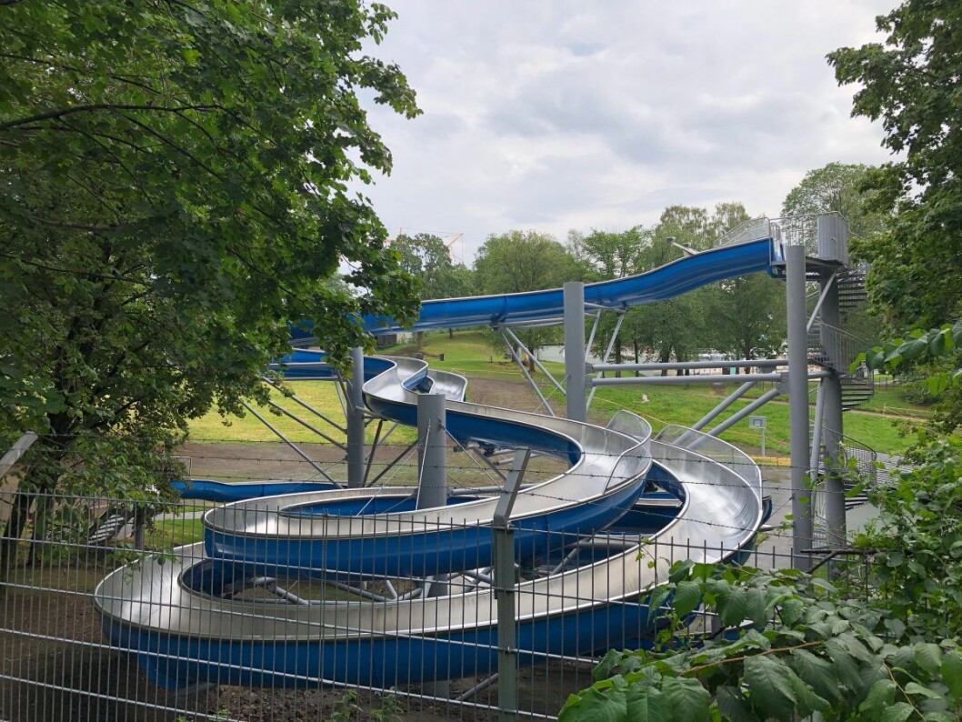 Her ser vi deler av den nye vannsklia i Frognerbadet i dag. På mandag åpner den for publikum. Den består av to deler; ett løp spesielt tilrettelagt for barn og ett spesielt tilrettelagt for ungdom/voksne. Foto: Ole Asle Raaen Her ser vi deler av den nye vannsklia i Frognerbadet i dag. På mandag åpner den for publikum. Den består av to deler; ett løp spesielt tilrettelagt for barn og ett spesielt tilrettelagt for ungdom/voksne. Foto: Ole Asle Raaen
