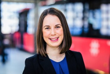 Ina Helen Østby fra Oslo Sporveier forklarer at trikkenes åpne arealer er til for større bevegelighet og tilgjengelighet. Foto: Unibuss Ina Helen Østby fra Oslo Sporveier forklarer at trikkenes åpne arealer er til for større bevegelighet og tilgjengelighet. Foto: Unibuss