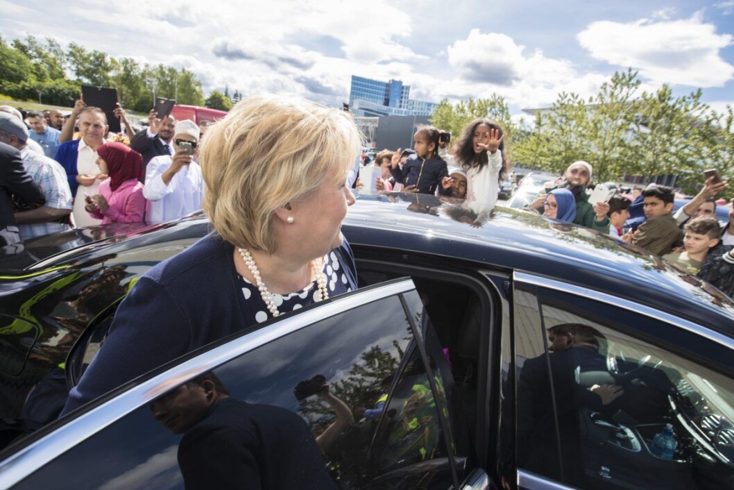 Statsminister Erna Solberg (H) på vei inn i statsministerbilen under ID-feiring i Valhall på Helsfyr i juni. Foto: Vidar Ruud / NTB scanpix Statsminister Erna Solberg (H) på vei inn i statsministerbilen under ID-feiring i Valhall på Helsfyr i juni. Foto: Vidar Ruud / NTB scanpix