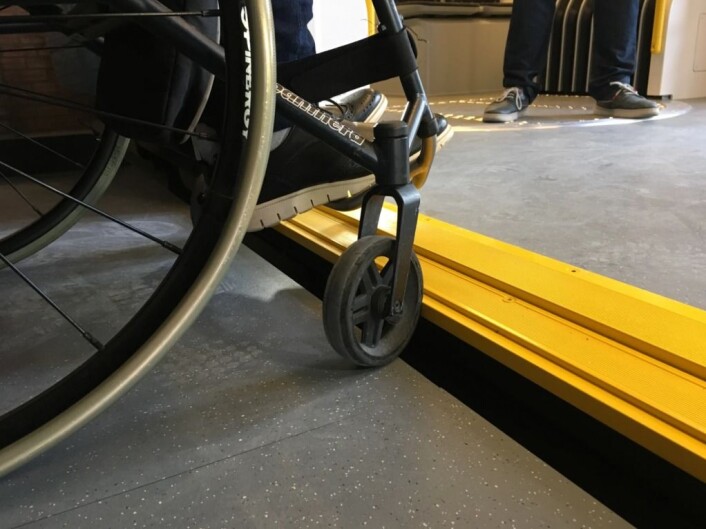 De nye trikkene har lave gulv omtrent på nivå med fortauet, og uten trapper. Dermed blir det langt enklere tilgang for rullestol og barnevogn og bedre flyt. De nye trikkene har lave gulv omtrent på nivå med fortauet, og uten trapper. Dermed blir det langt enklere tilgang for rullestol og barnevogn og bedre flyt.