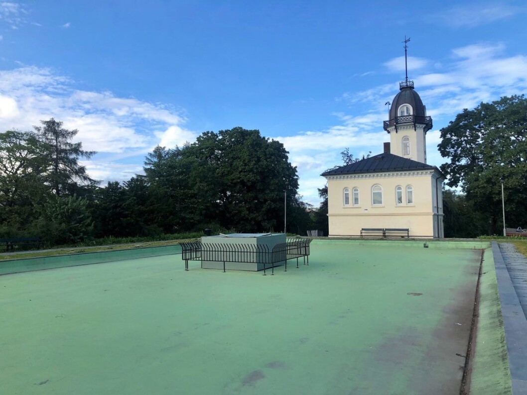 Bassenget ved Tårnhuset på St. Hanshaugen er tørrlagt på grunn av uvettig bruk av en engangsgrill. Foto: Christine Thune Bassenget ved Tårnhuset på St. Hanshaugen er tørrlagt på grunn av uvettig bruk av en engangsgrill. Foto: Christine Thune