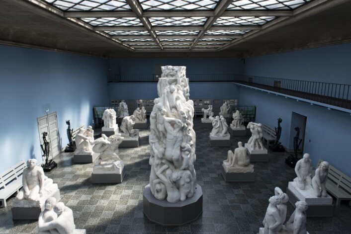 Monolittsalen i Vigeland-museet. Monolitten ble først støpt i gips som basis for Monolitten som ble hugget i granitt fra Monolittbruddet ved Halden. Arbeidet med å hugge Monolitten tok steinhuggerne 13 år. Foto: Ivar Kvaal / Vigeland-museet Monolittsalen i Vigeland-museet. Monolitten ble først støpt i gips som basis for Monolitten som ble hugget i granitt fra Monolittbruddet ved Halden. Arbeidet med å hugge Monolitten tok steinhuggerne 13 år. Foto: Ivar Kvaal / Vigeland-museet