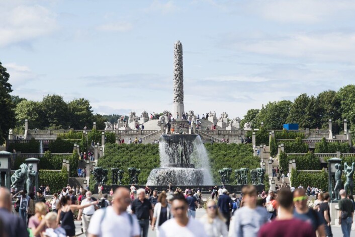 En folksom mandag ettermiddag i Vigelandsanlegget, populært kalt Vigelandsparken, i Frognerparken. Vigelandsparken og Frognerparken er en favoritt både blant befolkningen og turister. Foto: Jon Olav Nesvold / NTB scanpix En folksom mandag ettermiddag i Vigelandsanlegget, populært kalt Vigelandsparken, i Frognerparken. Vigelandsparken og Frognerparken er en favoritt både blant befolkningen og turister. Foto: Jon Olav Nesvold / NTB scanpix