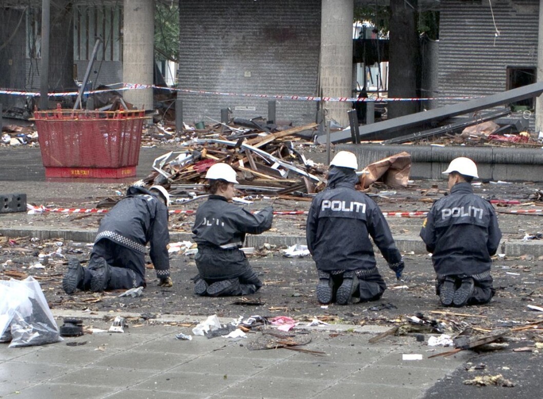 Politiet gjennomsøker hver kvadratcentimeter dagen etter terrorangrepet på regjeringskvartalet 22. juli, 2011. Foto: KRIPOS / Scanpix Politiet gjennomsøker hver kvadratcentimeter dagen etter terrorangrepet på regjeringskvartalet 22. juli, 2011. Foto: KRIPOS / Scanpix