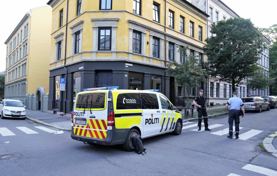 En person ble funnet med skader i buken i Motzfeldts gate på Tøyen, etter at han hadde forsøkt å klatre over gjerdet til Botanisk hage mandag morgen. Foto: Fredrik Hagen / NTB scanpix