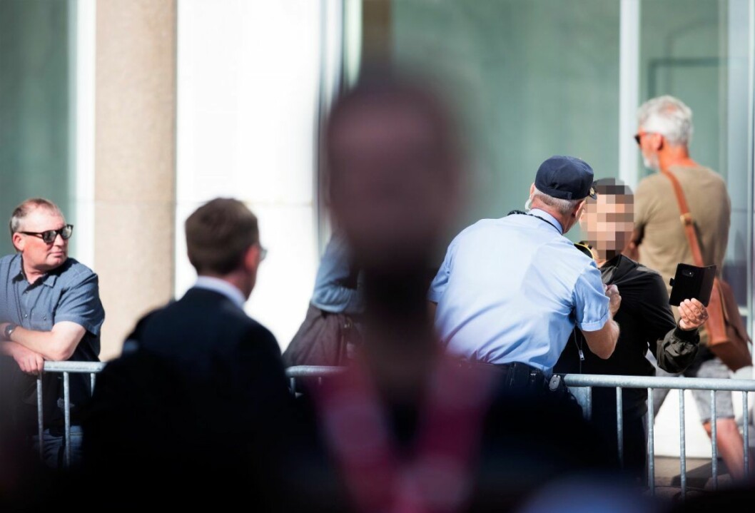 En mann ble bortvist etter å ha forstyrret Enra Solbergs minnetale for 22.juli-ofrene utenfor regjeringskvartalet mandag formiddag. Foto: Trond Reidar Teigen / NTB scanpix