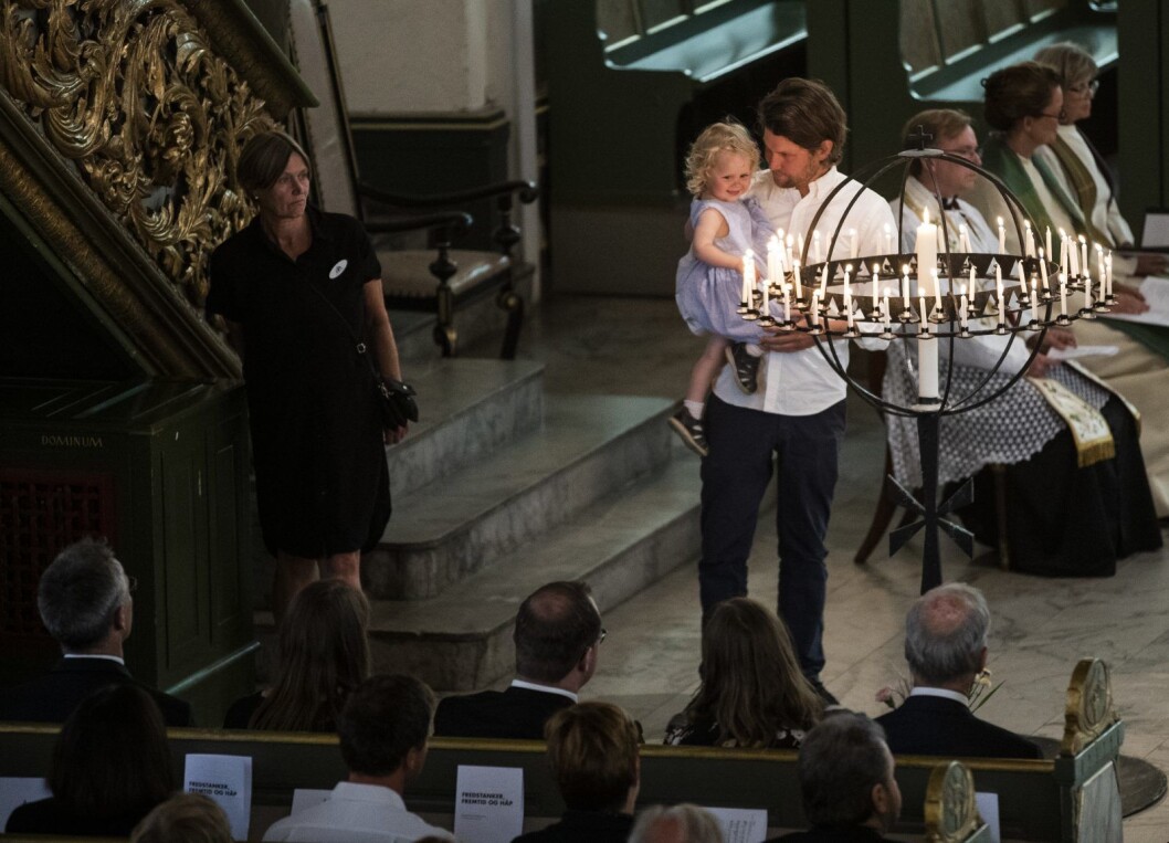 Vegard Grønlie Wennesland sammen med dattera Vera Bjørnstad Wennesland er blant dem som tenner lys under den nasjonale minnemarkeringen for 22. juli i Oslo domkirke. Foto: Berit Roald / NTB scanpix Vegard Grønlie Wennesland sammen med dattera Vera Bjørnstad Wennesland er blant dem som tenner lys under den nasjonale minnemarkeringen for 22. juli i Oslo domkirke. Foto: Berit Roald / NTB scanpix