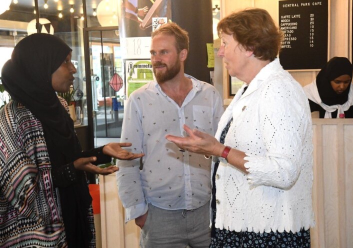 Ordfører Marianne Borgen (SV) lover å gjøre det hun kan for å skaffe Faisa Warsame og sommerskolen hennes et fast tilholdssted fra neste år. I midten førstekandidat for Gamle Oslo SV, Stian Amadeus Antonsen. Foto: Christian Boger Ordfører Marianne Borgen (SV) lover å gjøre det hun kan for å skaffe Faisa Warsame og sommerskolen hennes et fast tilholdssted fra neste år. I midten førstekandidat for Gamle Oslo SV, Stian Amadeus Antonsen. Foto: Christian Boger