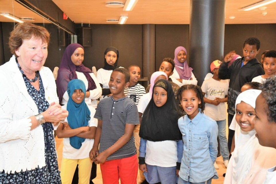 Ordfører Marianne Borgen (SV) fant virkelig tonen med ungene under sitt besøk på Tøyen mandag ettermiddag. Foto: Christian Boger