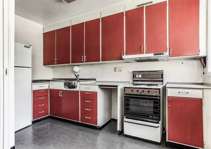 Både kjøkken og bad trenger betydelig oppussing for å nå opp til dagens standard i to-romsleiligheten. Foto: OBOS Både kjøkken og bad trenger betydelig oppussing for å nå opp til dagens standard i to-romsleiligheten. Foto: OBOS