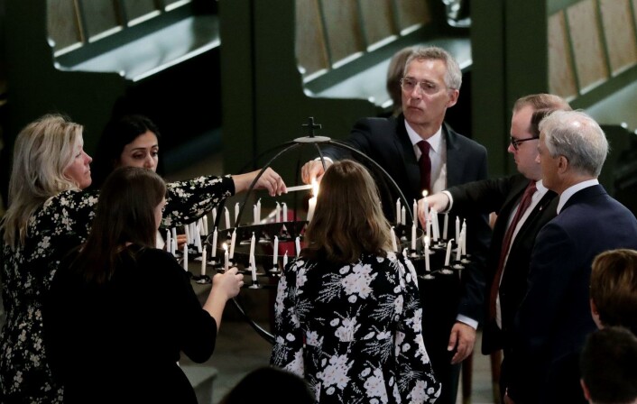 Kjersti Stenseng (f.v) Hadia Tajik, Jens Stoltenberg, Jonas Gahr Støre og AUF-leder Ina Libak (med ryggen til) er blant dem som tenner lys under den nasjonale minnemarkeringen for 22. juli i Oslo domkirke<br />Foto: Berit Roald / NTB scanpix Kjersti Stenseng (f.v) Hadia Tajik, Jens Stoltenberg, Jonas Gahr Støre og AUF-leder Ina Libak (med ryggen til) er blant dem som tenner lys under den nasjonale minnemarkeringen for 22. juli i Oslo domkirke<br />Foto: Berit Roald / NTB scanpix
