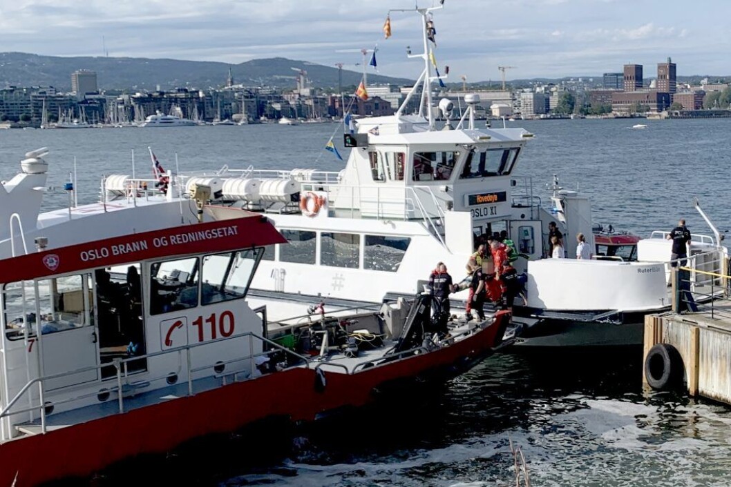 En person på båre blir tatt ombord i en båt fra Oslo brann- og redningsetat, etter at fergen Oslo XI kolliderte med brygga på Hovedøya. Foto: Lars Eide / NTB scanpix En person på båre blir tatt ombord i en båt fra Oslo brann- og redningsetat, etter at fergen Oslo XI kolliderte med brygga på Hovedøya. Foto: Lars Eide / NTB scanpix
