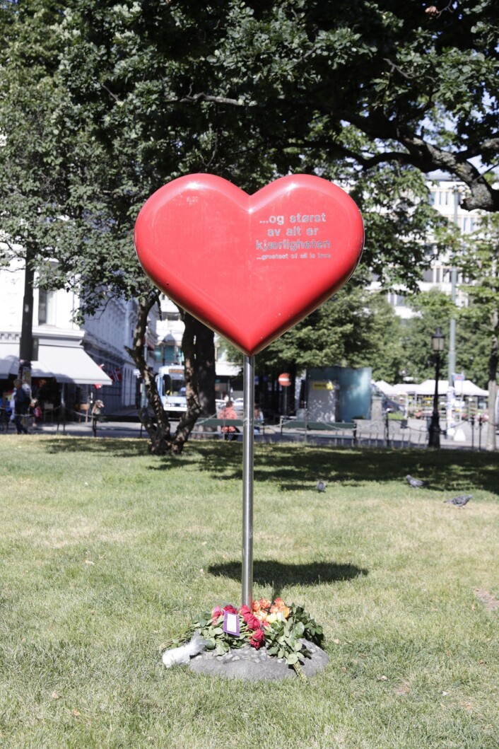 Et hjerte til minne om terrorfrene 22. juli 2011 utenfor Domkirken. Foto: Berit Roald / NTB scanpix Et hjerte til minne om terrorfrene 22. juli 2011 utenfor Domkirken. Foto: Berit Roald / NTB scanpix