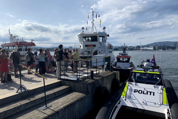 Politibåt og en båt fra Oslo brann- og redningsetat ved fergen som kjørte i en brygge på Hovedøya i Oslo lørdag 29. juni. Foto: Lars Eide / NTB scanpix Politibåt og en båt fra Oslo brann- og redningsetat ved fergen som kjørte i en brygge på Hovedøya i Oslo lørdag 29. juni. Foto: Lars Eide / NTB scanpix