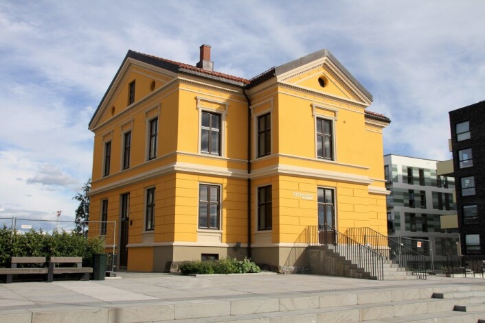 Den gamle praktvillaen ligger midt blant nybyggene i Tiedemannsbyen. Foto: Per Øivind Eriksen / Ensjø aktuell informasjon Den gamle praktvillaen ligger midt blant nybyggene i Tiedemannsbyen. Foto: Per Øivind Eriksen / Ensjø aktuell informasjon