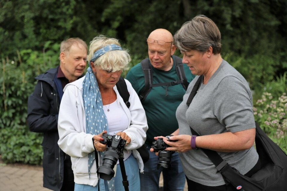 Fra venstre: Tidligere og nåværende leder i OKK, Janne Myhre Claassen og Ellen Alvin, diskuterer kamerainnstillinger. Foto: André Kjernsli