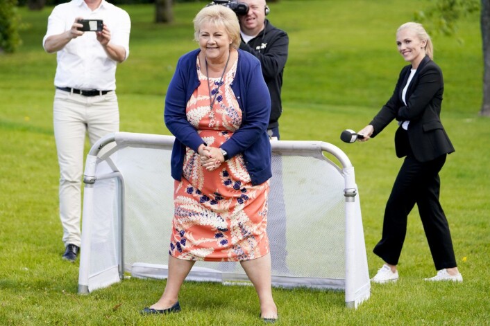 Statsminister Erna Solberg blir lagleder under kjendiskampen på Ekebergsletta onsdag. Her er hun fotografert under et besøk i Asker tidligere i sommer. Foto: Fredrik Hagen / NTB scanpix Statsminister Erna Solberg blir lagleder under kjendiskampen på Ekebergsletta onsdag. Her er hun fotografert under et besøk i Asker tidligere i sommer. Foto: Fredrik Hagen / NTB scanpix