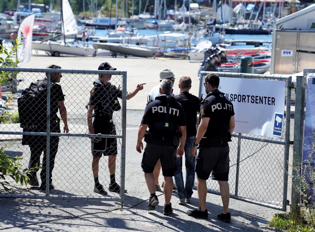 Personen ble funnet av folk som var ute i båt mellom øya Killingen og Bygdøy sjøbad. En politipatrulje kom til stedet og hentet opp vedkommende, som raskt ble erklært død.
Foto: Fredrik Hagen / NTB scanpix Personen ble funnet av folk som var ute i båt mellom øya Killingen og Bygdøy sjøbad. En politipatrulje kom til stedet og hentet opp vedkommende, som raskt ble erklært død.
Foto: Fredrik Hagen / NTB scanpix