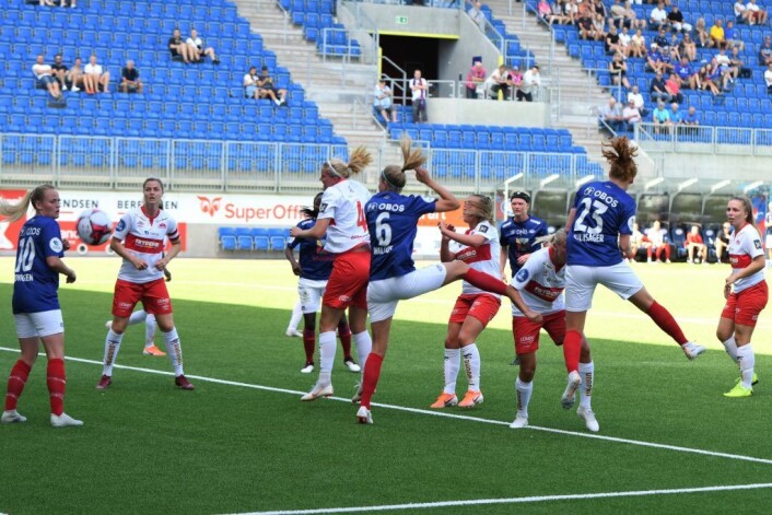 Vålerenga-jentene skapte flere farligheter på dødball. Her header midtstopper Stine Ballesager Pedersen rett utenfor etter en corner. Foto: Christian Boger Vålerenga-jentene skapte flere farligheter på dødball. Her header midtstopper Stine Ballesager Pedersen rett utenfor etter en corner. Foto: Christian Boger