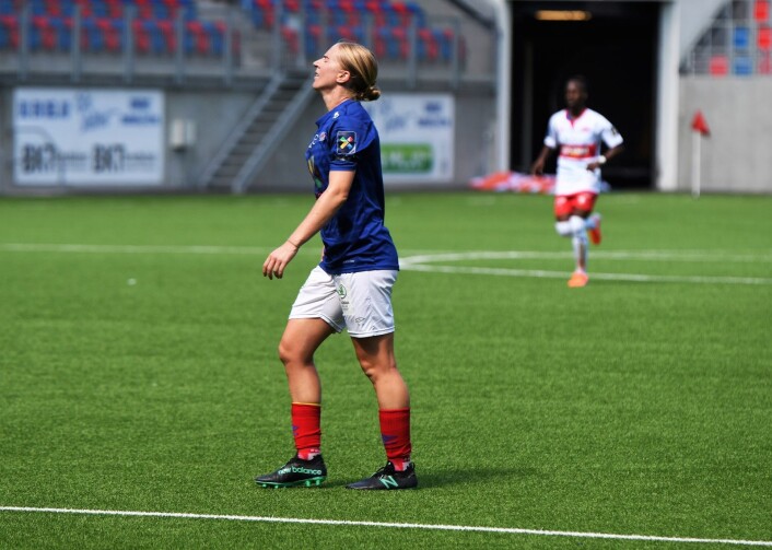 Målscorer Natasha Dowie og resten av Vålerenga-laget var frustrerte etter 1-1 hjemme mot Sandviken. Her fortviler Dowie etter å ha bent første omgangs kanskje største sjanse. Foto: Christian Boger Målscorer Natasha Dowie og resten av Vålerenga-laget var frustrerte etter 1-1 hjemme mot Sandviken. Her fortviler Dowie etter å ha bent første omgangs kanskje største sjanse. Foto: Christian Boger
