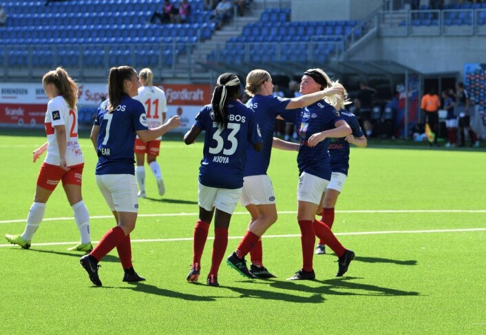 Pasningslegger Rikke Marie Madsen gratulerer målscorer Natasha Dowie etter utligningen, som sørget for ett poeng til Vålerenga-jentene. Foto: Christian Boger Pasningslegger Rikke Marie Madsen gratulerer målscorer Natasha Dowie etter utligningen, som sørget for ett poeng til Vålerenga-jentene. Foto: Christian Boger