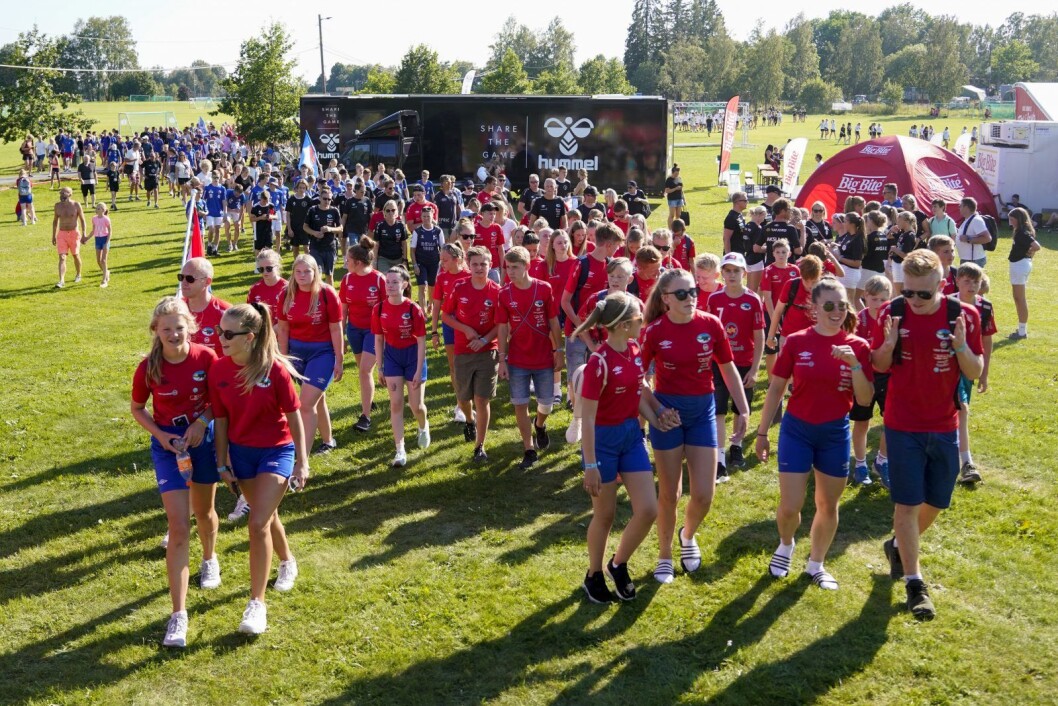 Varmt vær og masse folk på Ekebergsletta under paraden og konserten da Norway Cup åpnet årets turnering lørdag kveld. Foto: Fredrik Hagen / NTB scanpix Varmt vær og masse folk på Ekebergsletta under paraden og konserten da Norway Cup åpnet årets turnering lørdag kveld. Foto: Fredrik Hagen / NTB scanpix
