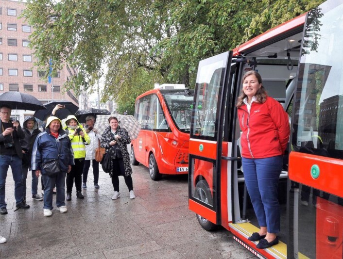 Leder for mobilitetstjenester i Ruter, Vibeke Harlem ønsket velkommen til kjøretur med den førerløse bussen på rute 35 i mai i år. Foto: Anders Høilund Leder for mobilitetstjenester i Ruter, Vibeke Harlem ønsket velkommen til kjøretur med den førerløse bussen på rute 35 i mai i år. Foto: Anders Høilund
