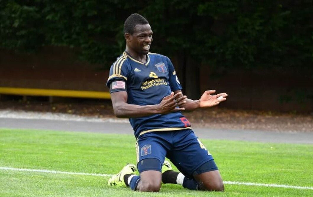 Jamaicanske Cory Burke er storvokst, hele 193 cm på strømpelesten, og har 18 A-landskamper for hjemlandet. Foto: Brotherly Game / PJ photo Jamaicanske Cory Burke er storvokst, hele 193 cm på strømpelesten, og har 18 A-landskamper for hjemlandet. Foto: Brotherly Game / PJ photo