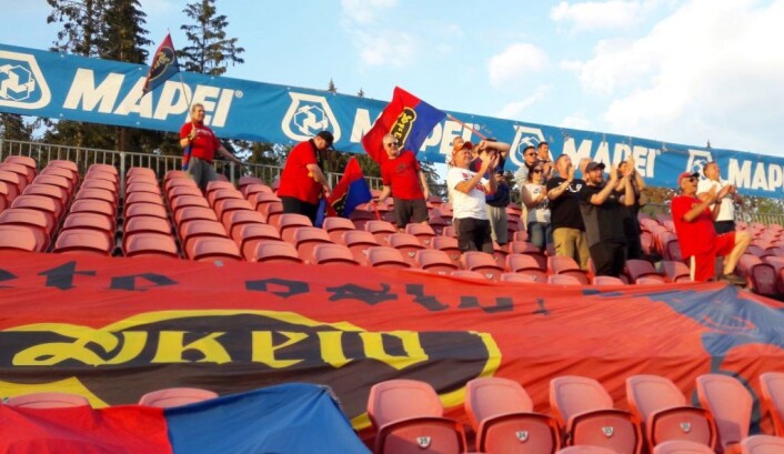 Skeidtilhengerne på tribunen på Gjemselund i Kongsvinger tror nesten ikke sine egne øyne, og jubler for 2-0 scoringen. Foto: Anders Høilund Skeidtilhengerne på tribunen på Gjemselund i Kongsvinger tror nesten ikke sine egne øyne, og jubler for 2-0 scoringen. Foto: Anders Høilund