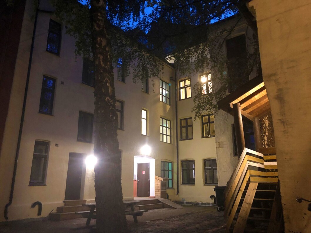 Egentlig hadde jeg tenkt å be henne bli over – at vi kunne ligge med dyna over hue og juge og hviske hemmeligheter til vi sovna, sånn som vi gjorde før i tida. Foto: Terje Børjesson Egentlig hadde jeg tenkt å be henne bli over – at vi kunne ligge med dyna over hue og juge og hviske hemmeligheter til vi sovna, sånn som vi gjorde før i tida. Foto: Terje Børjesson