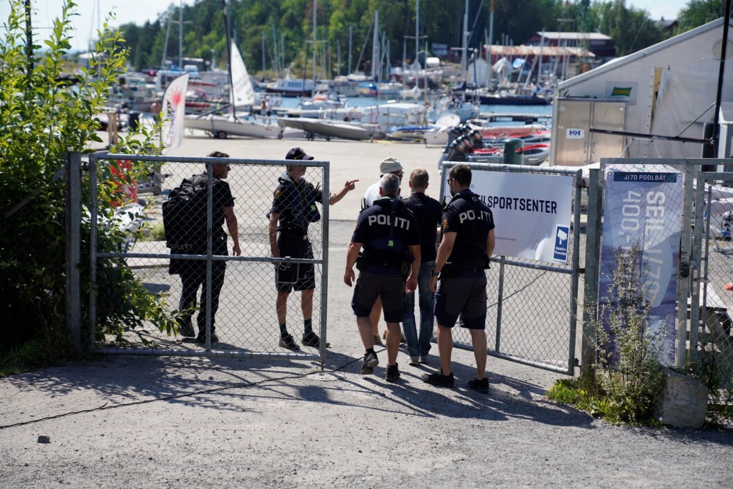 Politiet ved KNS seilsenter på vei ut til der den døde kvinnen ble funnet. Foto: Fredrik Hagen / NTB scanpix Politiet ved KNS seilsenter på vei ut til der den døde kvinnen ble funnet. Foto: Fredrik Hagen / NTB scanpix
