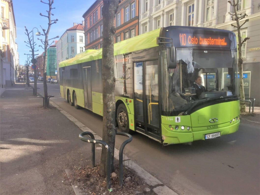 Trass i langvarig dialog og en rekke forslag til alternative bussruter, skjer det lite med all busstrafikken gjennom Scweigaards gate. Foto: Vegard Velle Trass i langvarig dialog og en rekke forslag til alternative bussruter, skjer det lite med all busstrafikken gjennom Scweigaards gate. Foto: Vegard Velle