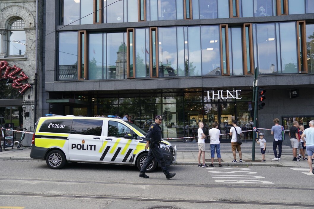 Meldingen om ranet mot Thune Gullsmed i Stortingsgata i Oslo sentrum kom klokka 11.30 mandag. Det skal ha blitt avfyrt skudd både innendørs og utenfor. Foto: Heiko Junge / NTB scanpix Meldingen om ranet mot Thune Gullsmed i Stortingsgata i Oslo sentrum kom klokka 11.30 mandag. Det skal ha blitt avfyrt skudd både innendørs og utenfor. Foto: Heiko Junge / NTB scanpix