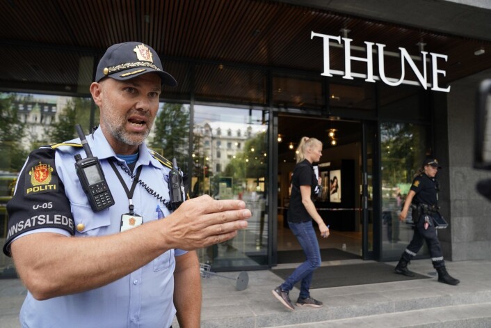 Politiets innsatsleder Svein Arild Jørundland utenfor gullsmed og urmaker Thune i Stortingsgata etter at ranerne var pågrepet noen kilometer unna. Foto: Heiko Junge / NTB scanpix. Politiets innsatsleder Svein Arild Jørundland utenfor gullsmed og urmaker Thune i Stortingsgata etter at ranerne var pågrepet noen kilometer unna. Foto: Heiko Junge / NTB scanpix.