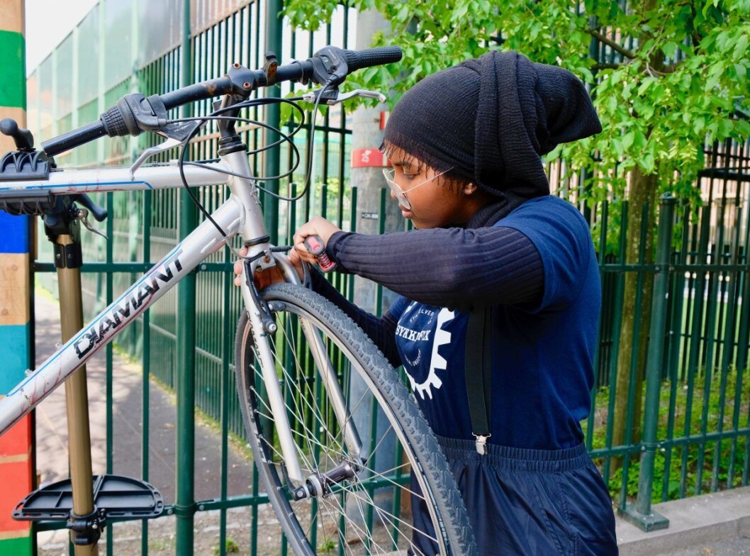 Som et resultat av den økte satsingen på velferdstiltak, har Najma Yahye Omar vært ansatt som sykkelmekaniker på Tøyen. Foto: Emilie Pascale Som et resultat av den økte satsingen på velferdstiltak, har Najma Yahye Omar vært ansatt som sykkelmekaniker på Tøyen. Foto: Emilie Pascale