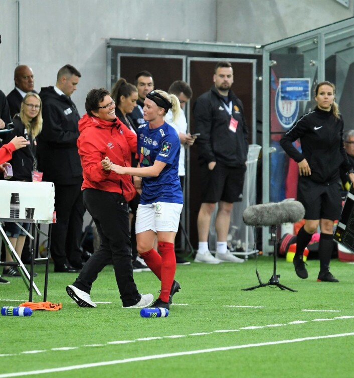 Sportssjef Eli Landsem var veldig fornøyd med hva jentene hennes viste ute på gresset onsdag kveld. Her takker hun sin nye stjerne, Rikke Marie Madsen, for kampen. Foto: Christian Boger Sportssjef Eli Landsem var veldig fornøyd med hva jentene hennes viste ute på gresset onsdag kveld. Her takker hun sin nye stjerne, Rikke Marie Madsen, for kampen. Foto: Christian Boger
