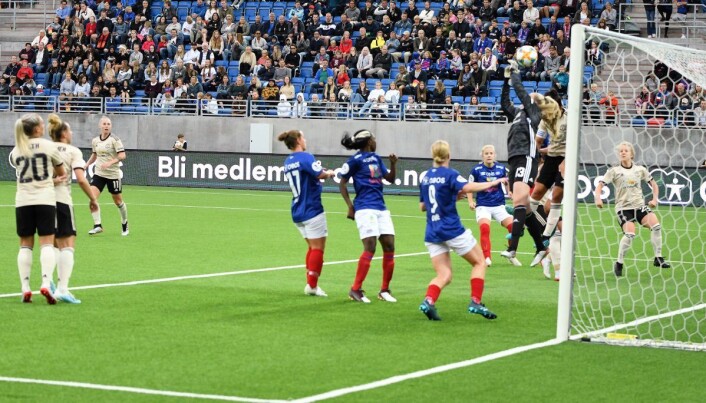 United-keeper Emily Ramsey har nok sett bedre dager mellom stengene enn det hun gjorde på Intility arena. Her glipper hun en corner. Foto: Christian Boger United-keeper Emily Ramsey har nok sett bedre dager mellom stengene enn det hun gjorde på Intility arena. Her glipper hun en corner. Foto: Christian Boger