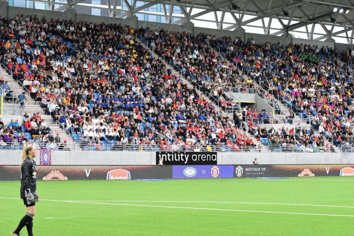 Med 7124 tilskuere til stede satte Vålerenga-jentene ny publikumsrekord for damekamper som ikke arrangeres av Fotballforbundet Foto: Christian Boger Med 7124 tilskuere til stede satte Vålerenga-jentene ny publikumsrekord for damekamper som ikke arrangeres av Fotballforbundet Foto: Christian Boger