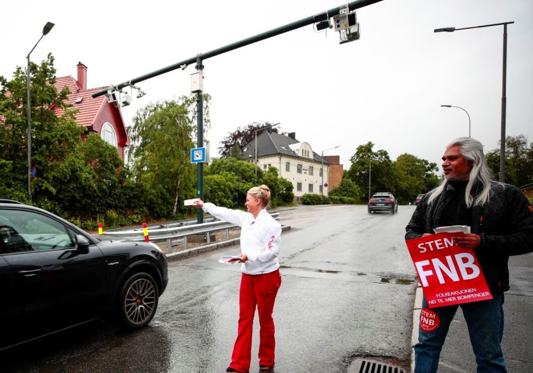 Cecilie Lyngby og Folkeaksjonen Nei til mer bompenger deler ut løpesedler til bilister. Foto: Lise Åserud / NTB scanpix Cecilie Lyngby og Folkeaksjonen Nei til mer bompenger deler ut løpesedler til bilister. Foto: Lise Åserud / NTB scanpix