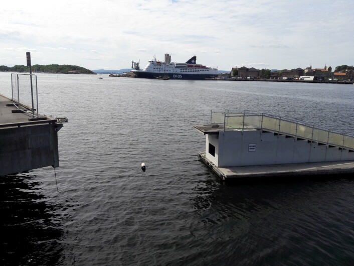 Noen flyttet flytebrua på Sørgena, over til Sukkerbiten. Hvem er et mysterium. Foto: Anders Høilund Noen flyttet flytebrua på Sørgena, over til Sukkerbiten. Hvem er et mysterium. Foto: Anders Høilund
